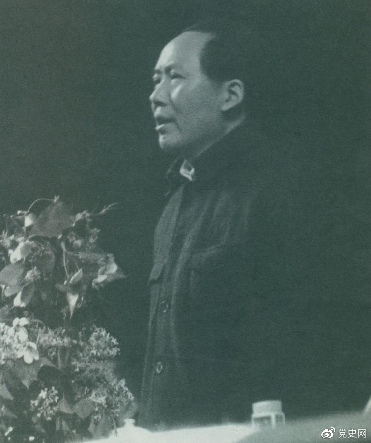 1945年6月11日，毛泽东在中国共产党第七次全国代表大会上致闭幕词。