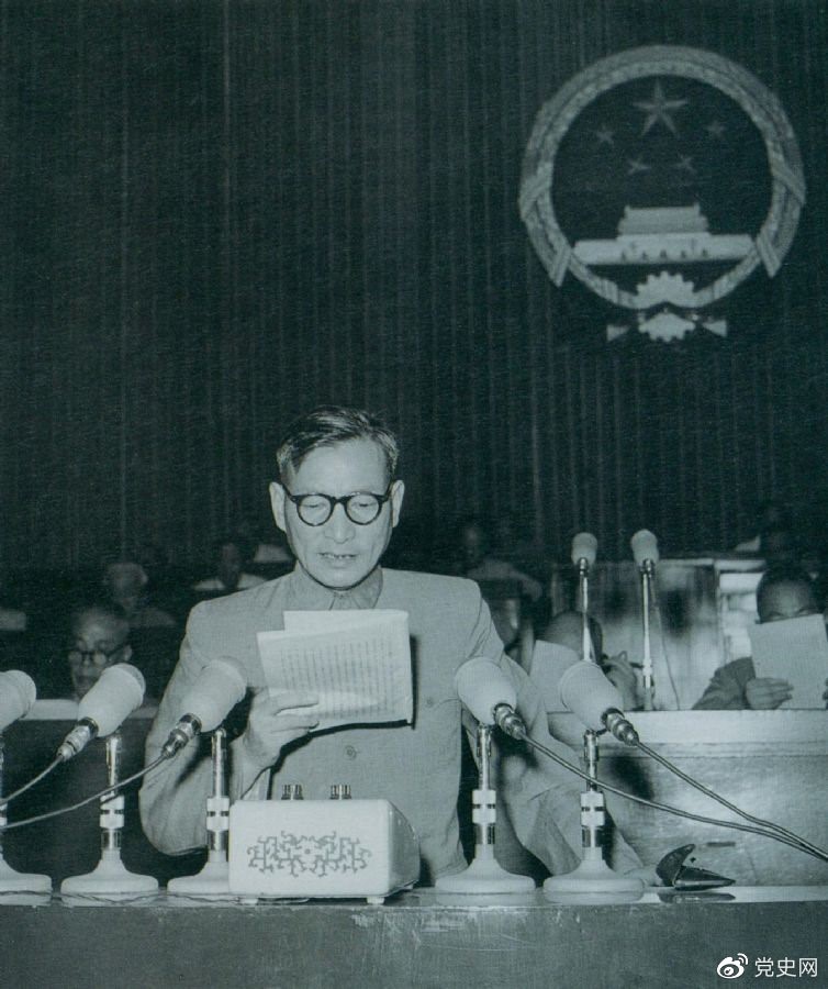 1955年7月，陈云在一届全国人大二次会议上作坚持和改进粮食统购统销工作的报告。
