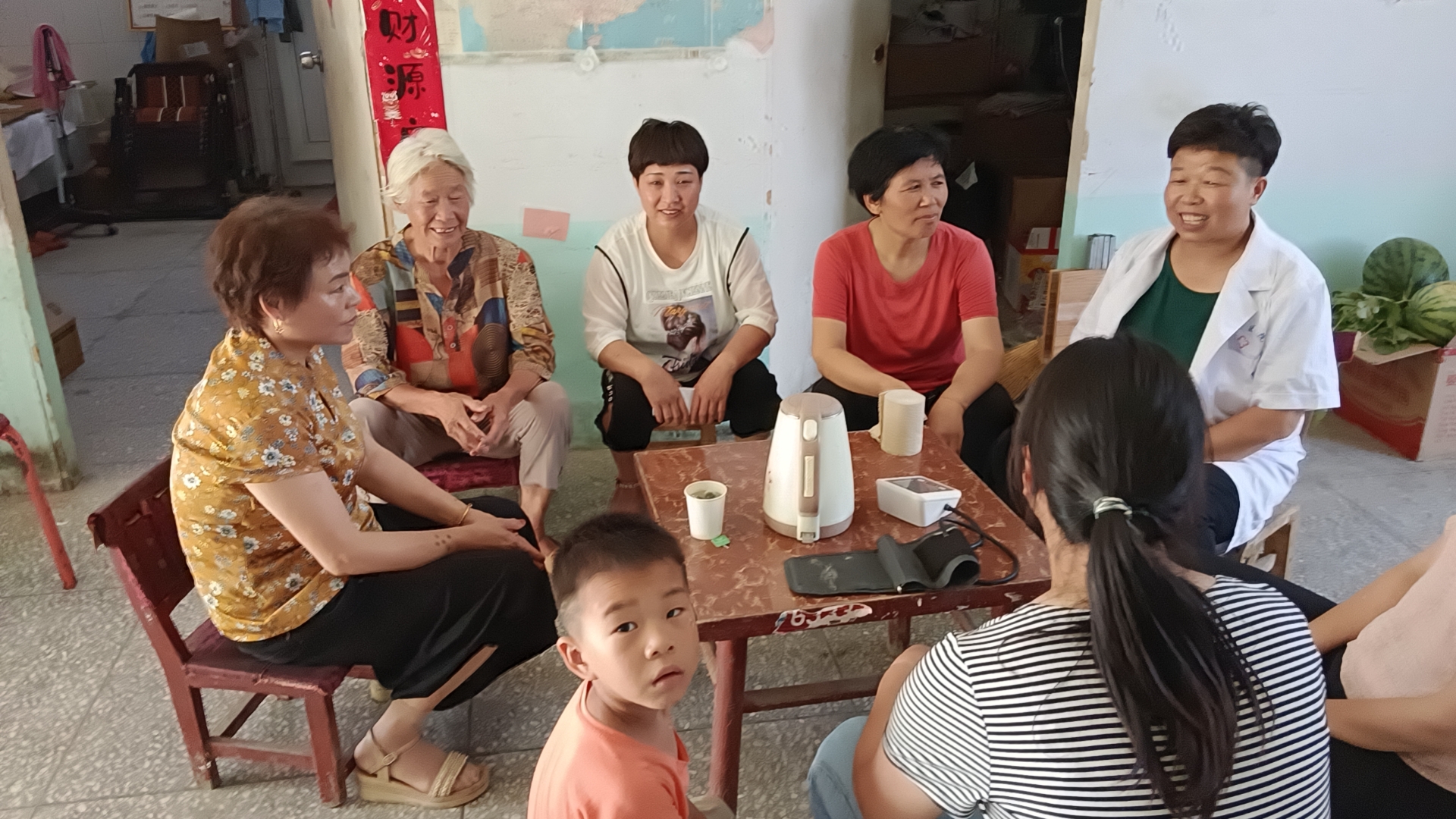 内乡县王店镇人大代表、刘观村村医于小丽（右一）正在给村民讲解卫生防疫知识