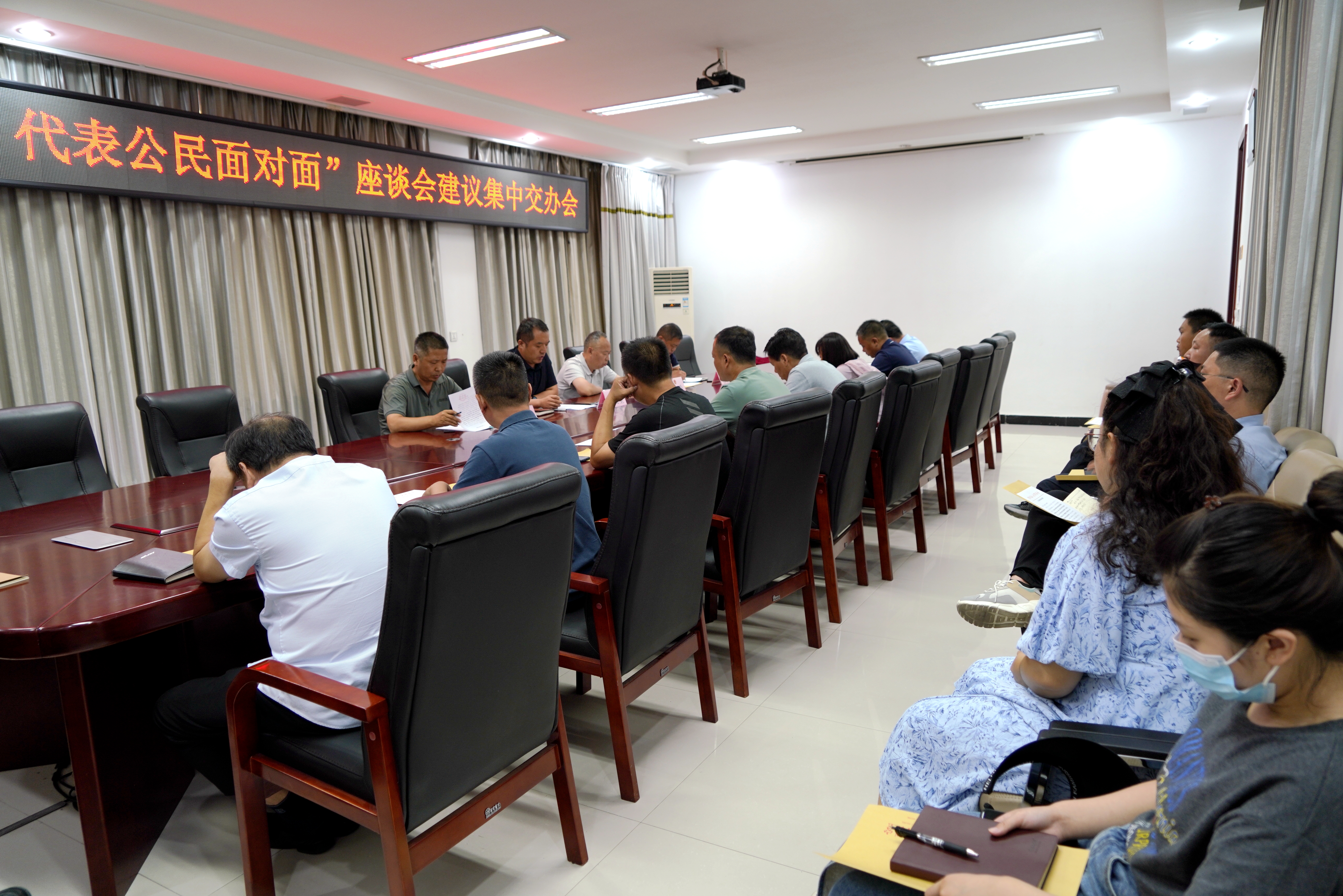 濮阳县人大常委会召开“书记·代表公民面对面”座谈会建议交办会