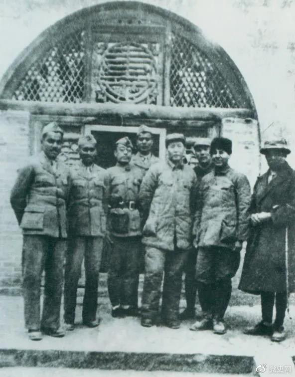1939年3月15日，毛泽东在延安会见印度援华医疗队全体人员。