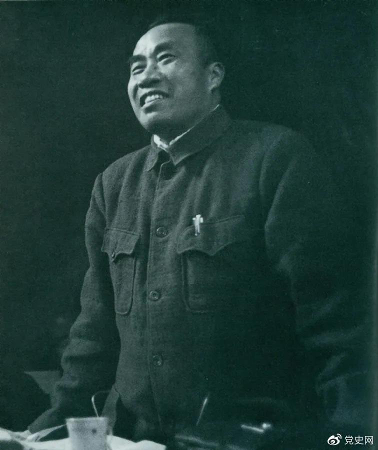 1945年4月25日，朱德在中国共产党第七次全国代表大会上作题为《论解放区战场》的军事报告。